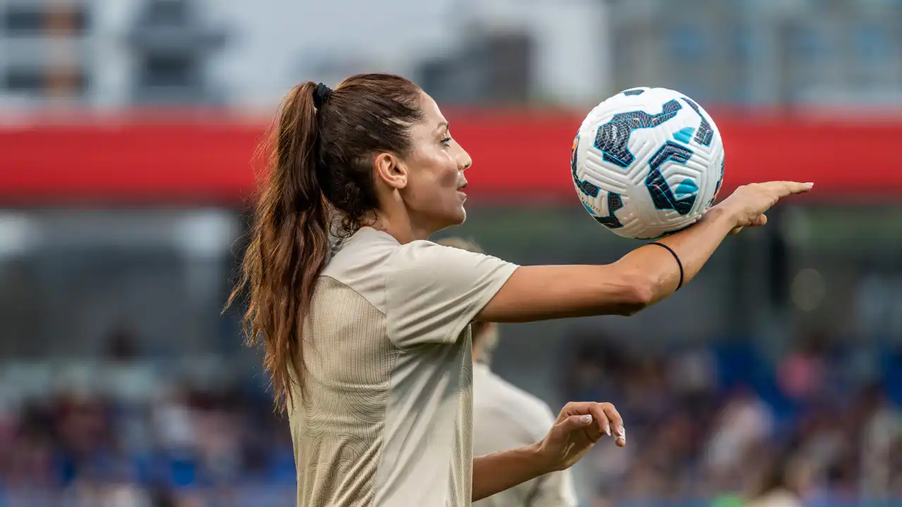 Jogadora do Milan, Nadia Nadim, costura a própria perna após se lesionar